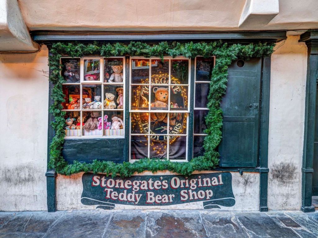 Boutique nostalgique d’ours en peluche avec de la verdure de Noël