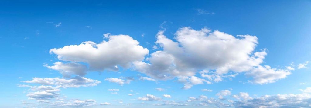 Nuages blancs dans un ciel bleu
