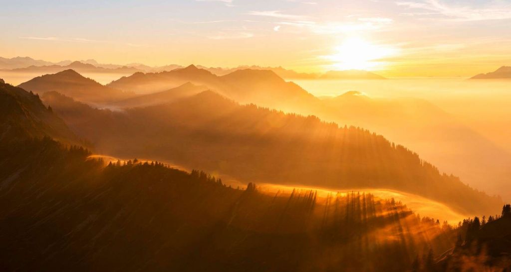 Rayons du soleil sur un paysage de montagne