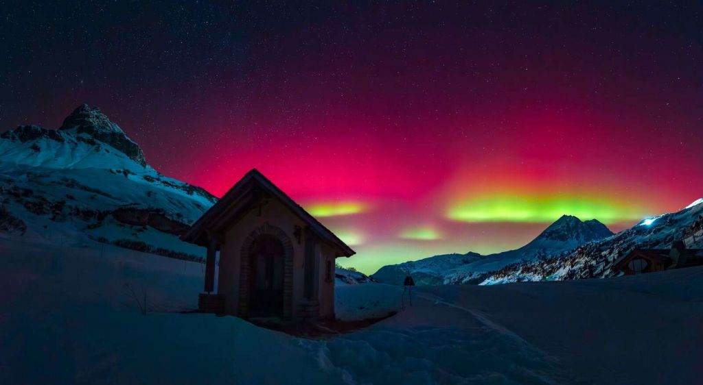 Aurore bor√©ale au-dessus des montagnes enneig√©es