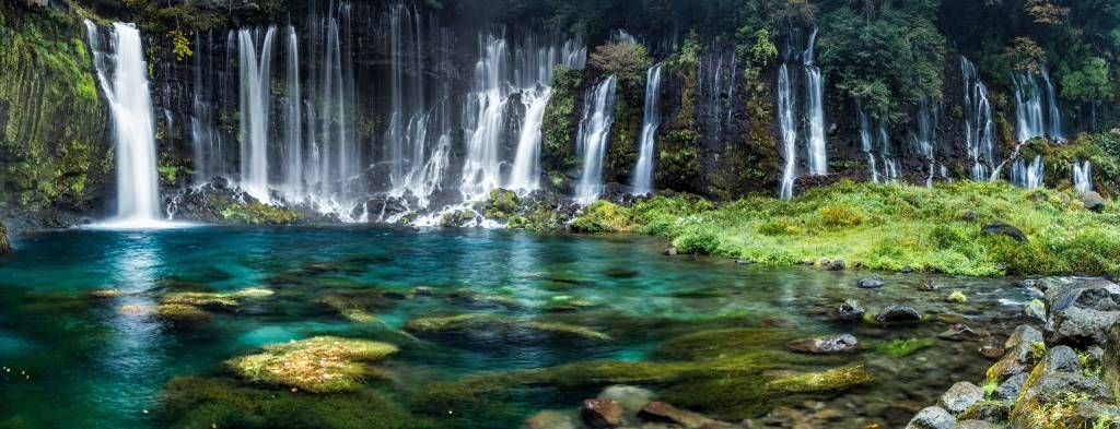 Panorama de cascade avec de l'eau bleue turquoise