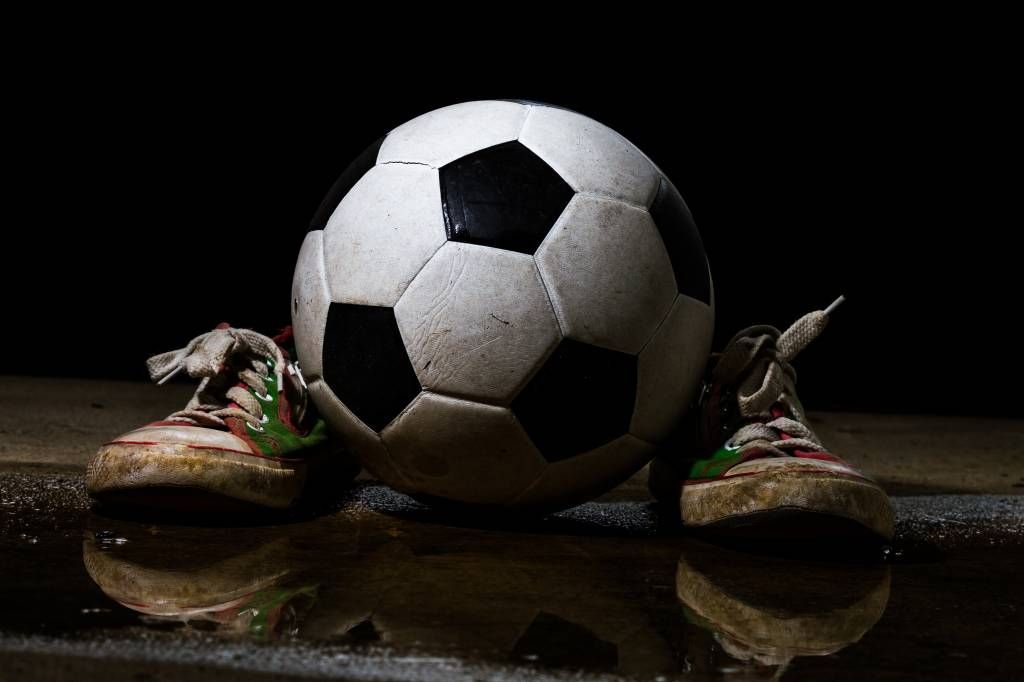 Football - Football entre deux baskets - Chambre des enfants Football - Football entre deux baskets - Chambre des enfants