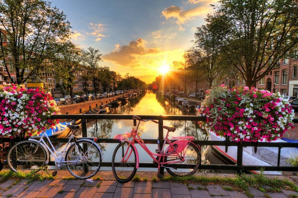 Papier peint Villes - Faire du vélo sur un pont avec des fleurs - Chambre à coucher