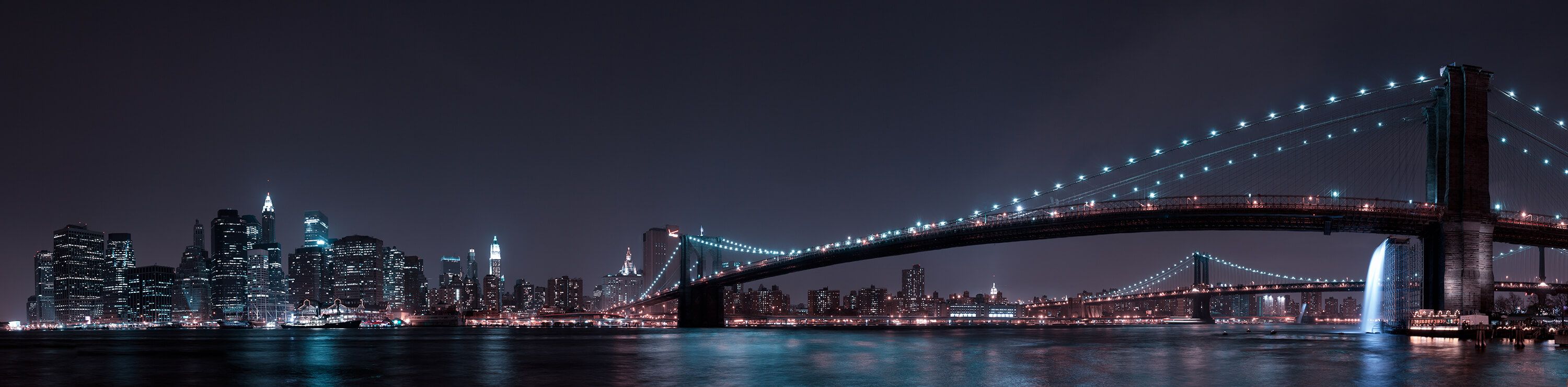 Nacht Manhattan Skyline and Brooklyn Bridge