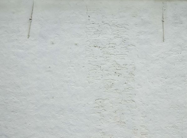 Mur de plâtre blanc et ancrages muraux