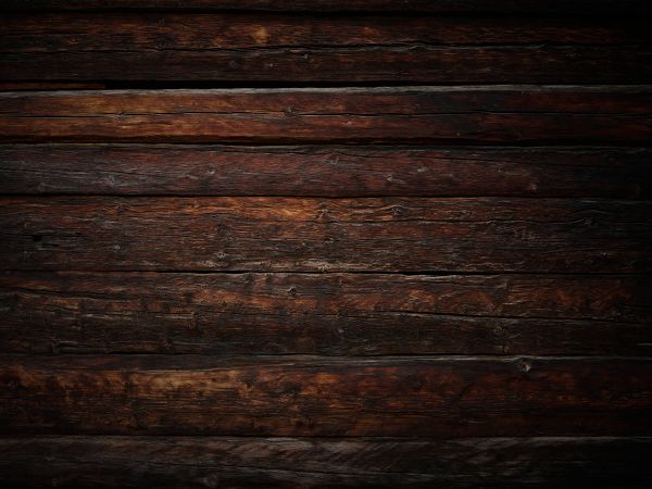 Mur en bois foncé