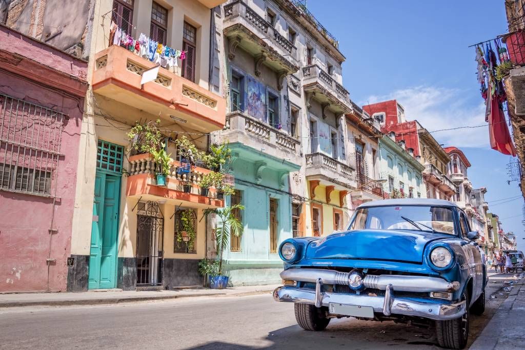 Voiture classique à cuba main product photo