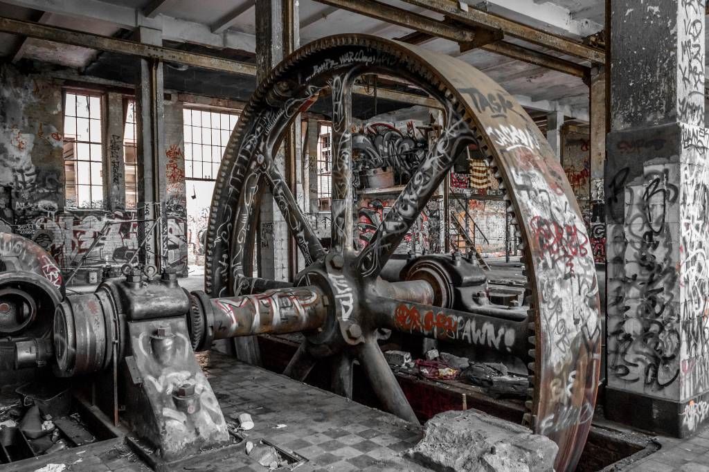 Usine abandonnée main product photo