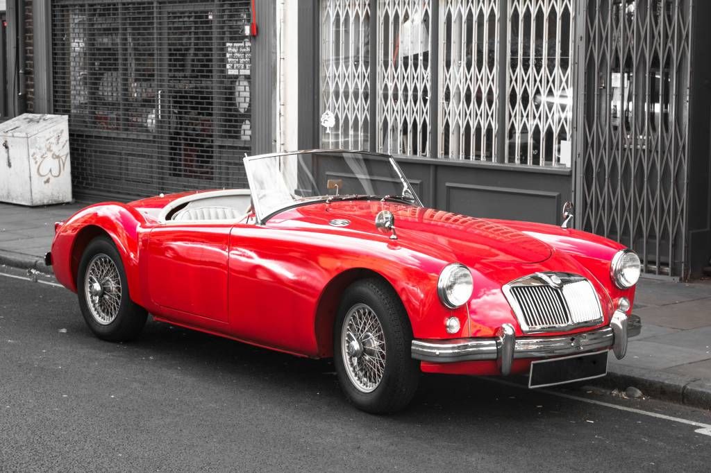Voiture classique rouge main product photo
