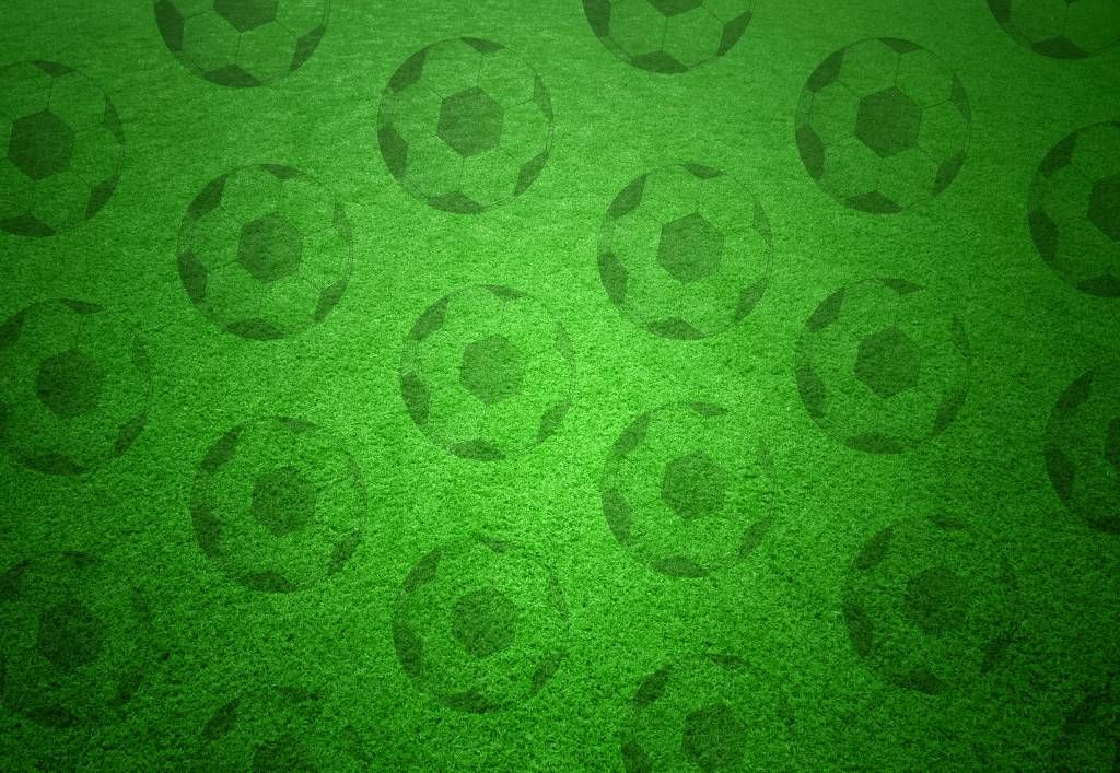 Jouer au football sur l'herbe main product photo