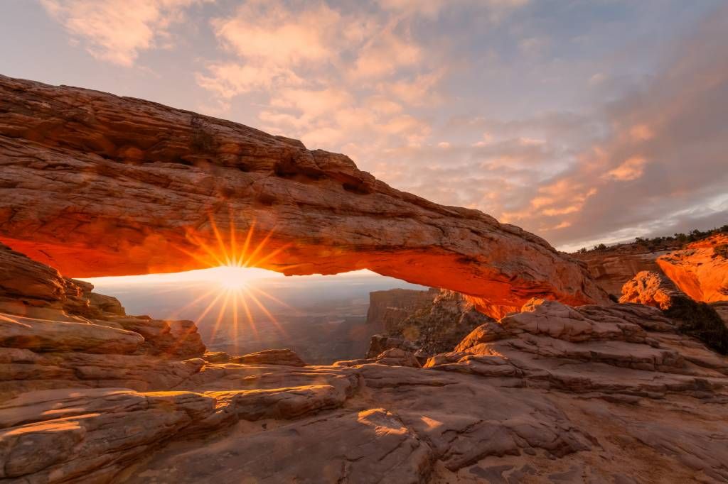 Coucher de soleil sous les rochers main product photo
