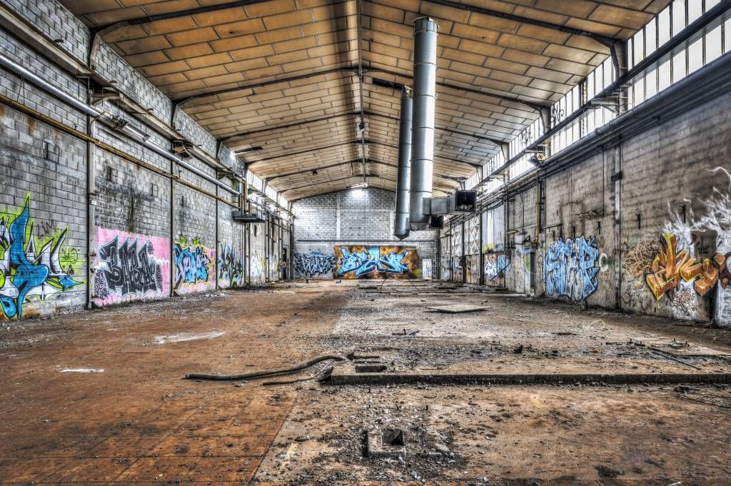 Vieux hall d'usine abandonnée main product photo
