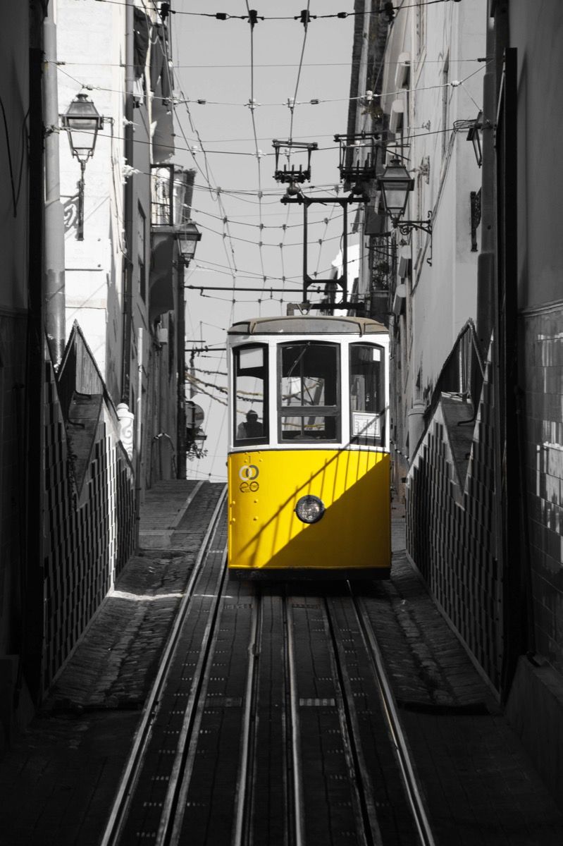 Tram noir blanc jaune Tram noir blanc jaune