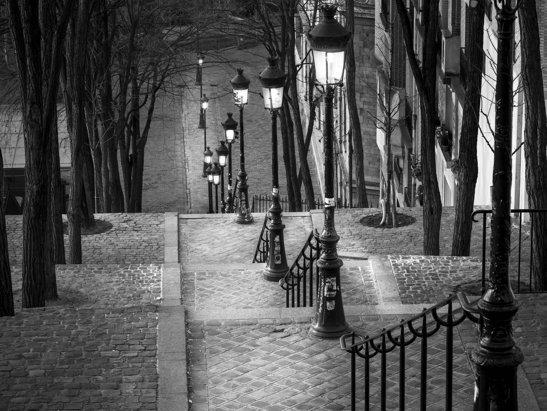 Soirée calme à Montmartre main product photo