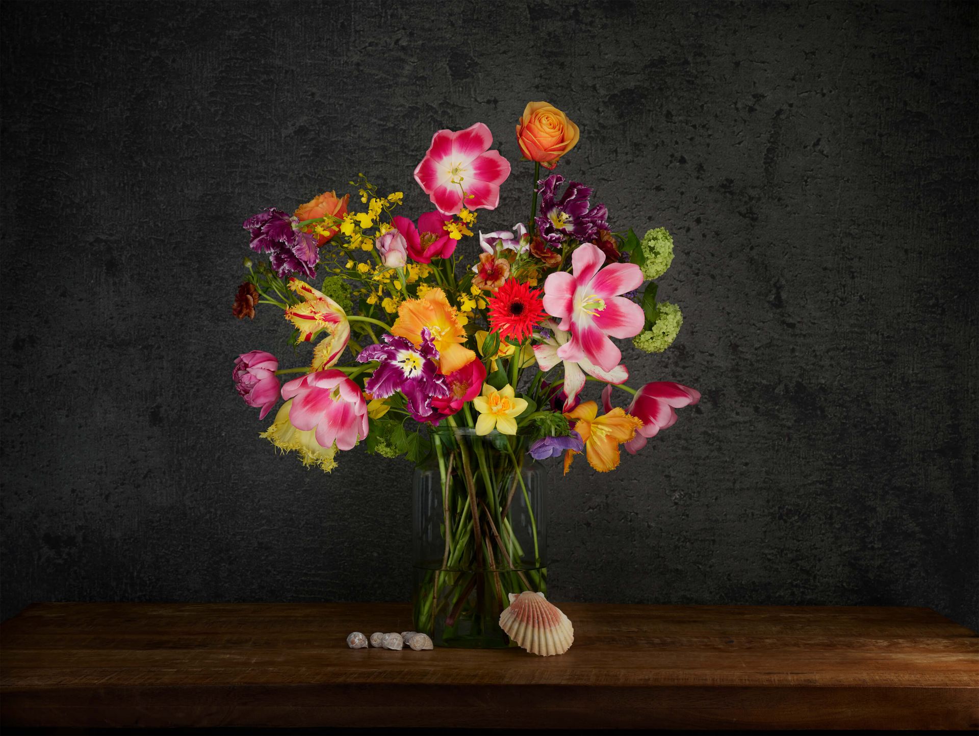 Vase avec bouquet de fleurs coloré main product photo