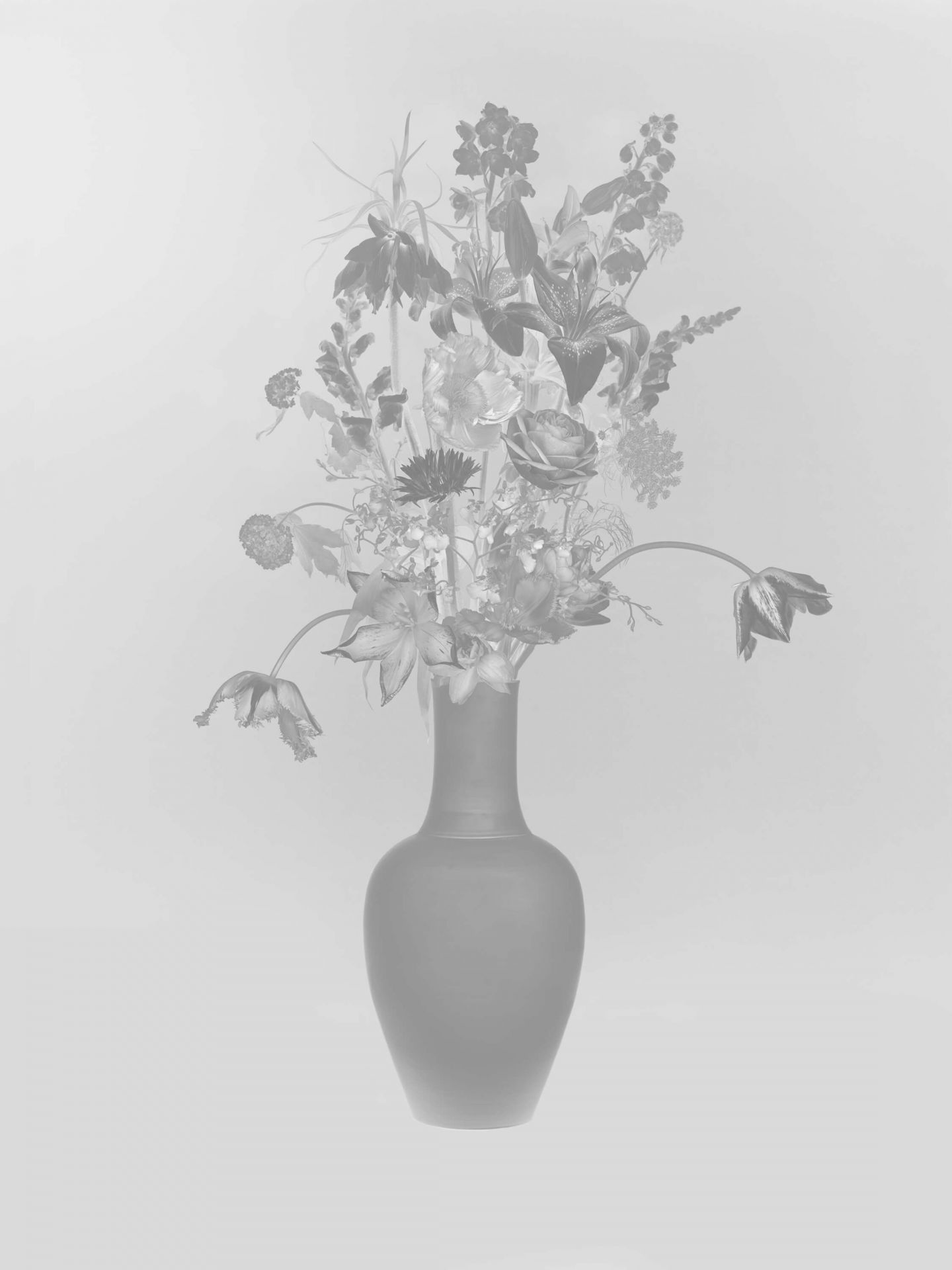 Généreux bouquet de fleurs noir et blanc main product photo
