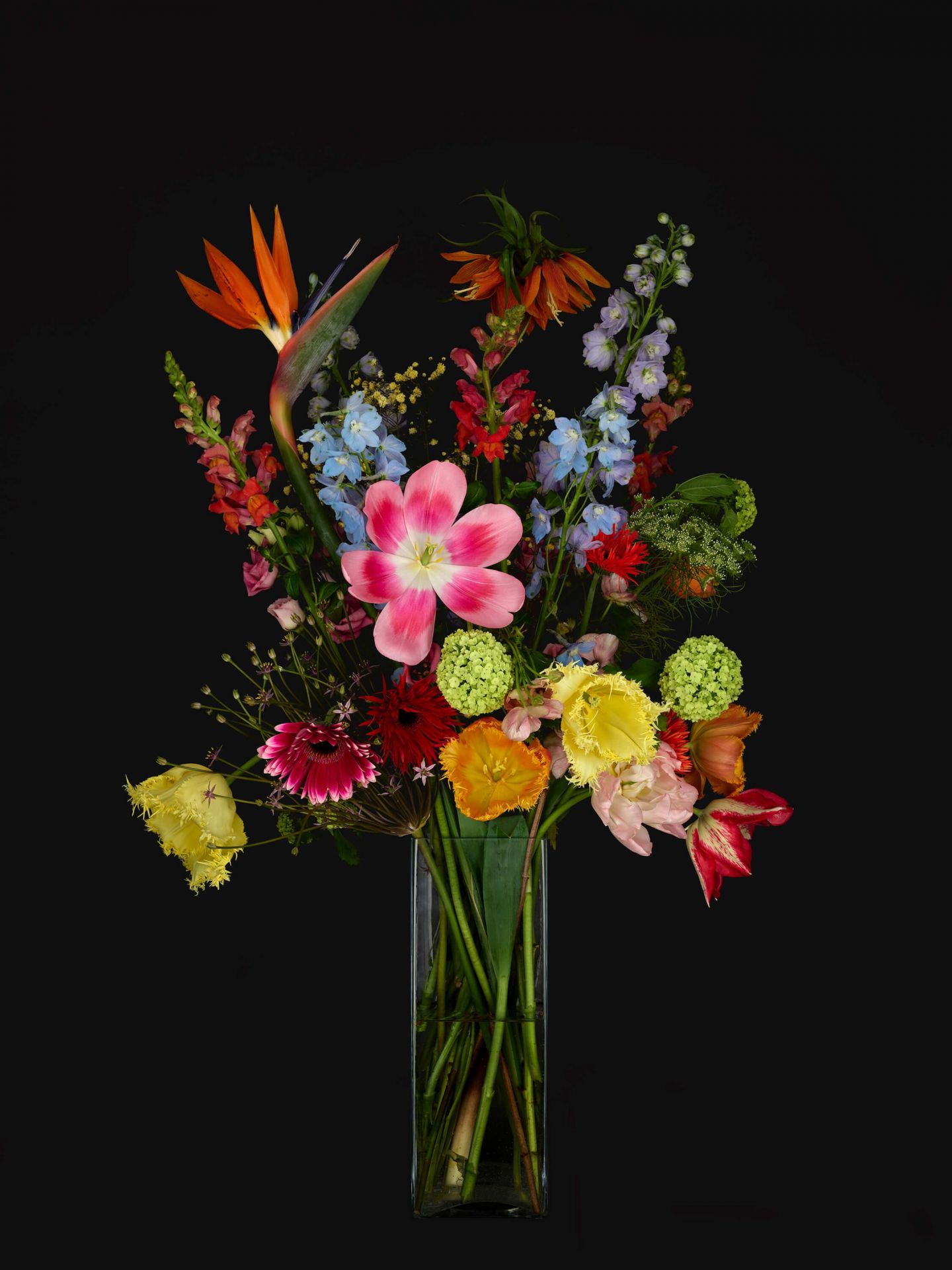 Bouquet de fleurs dans un vase en verre main product photo