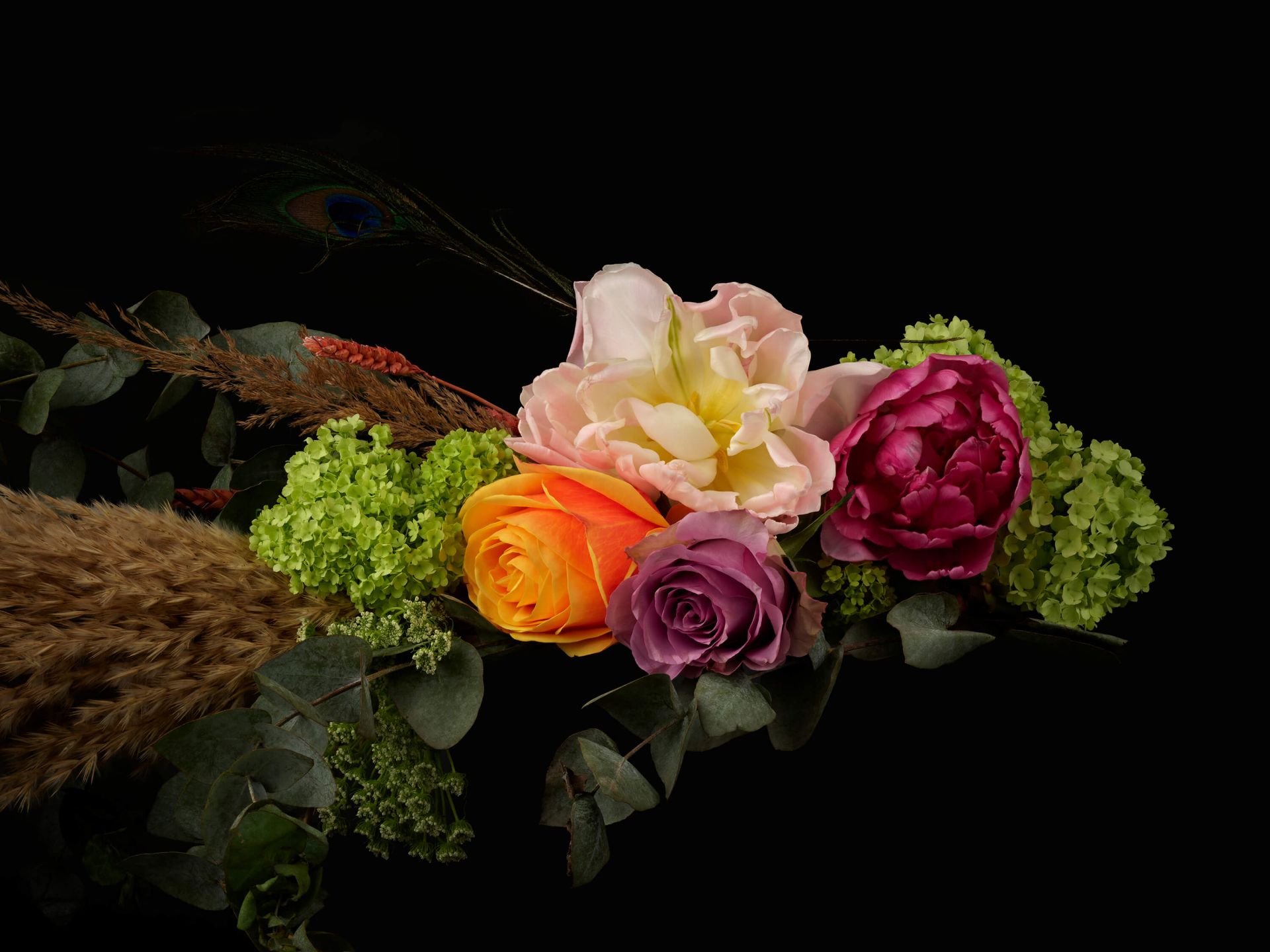Guirlande de fleurs avec plume main product photo