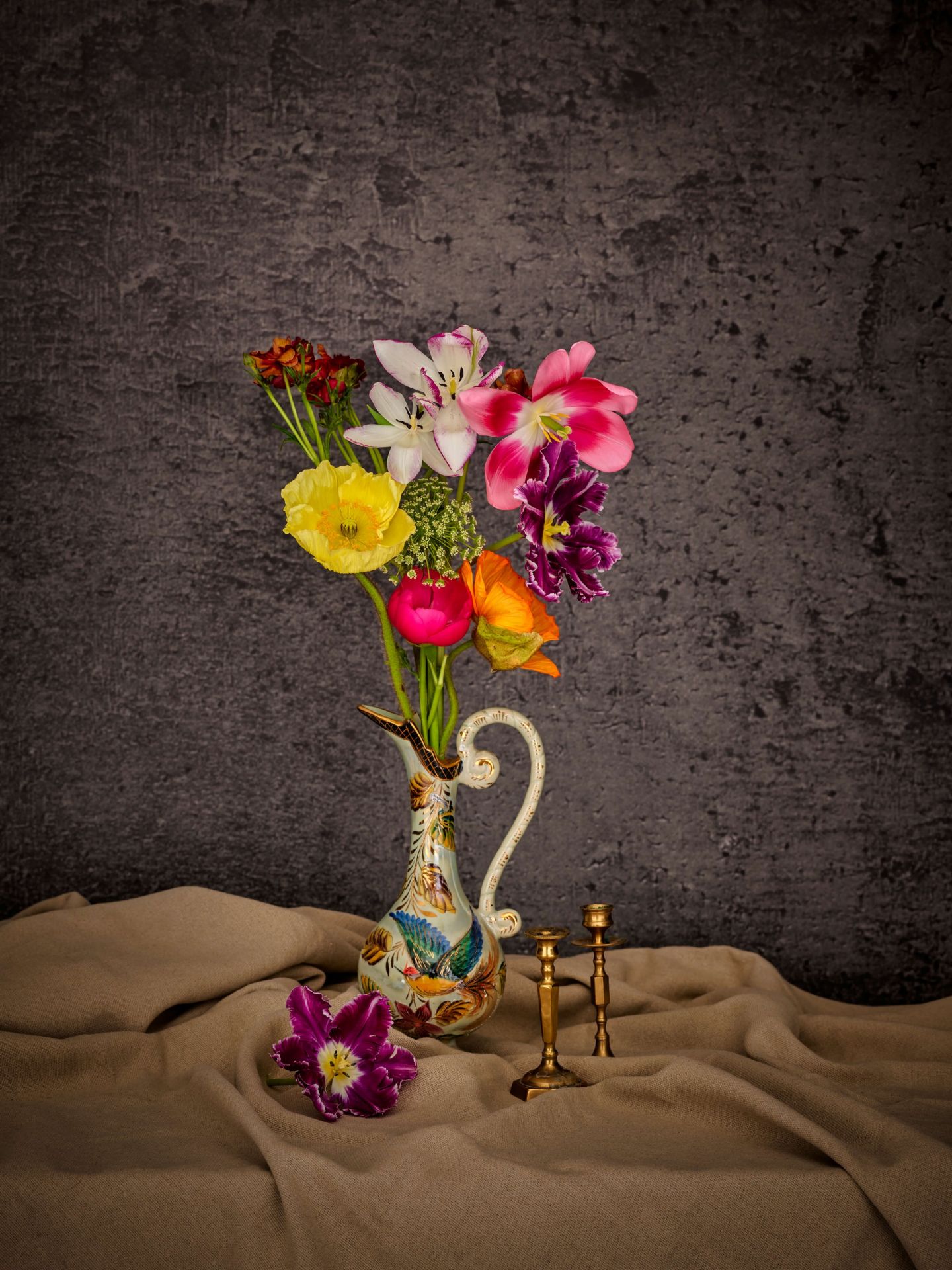 Fleurs dans un vase classique main product photo