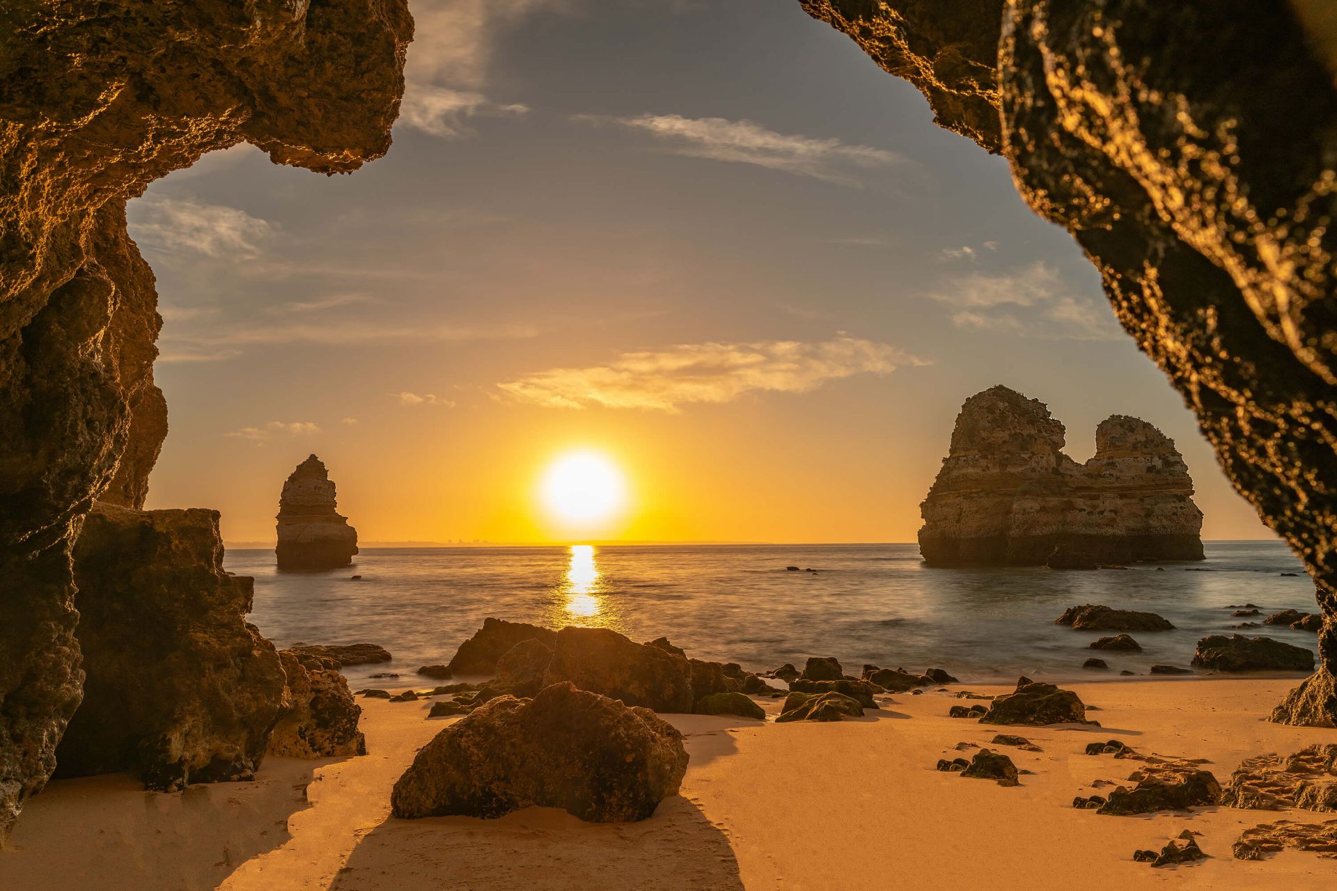Lever de soleil depuis une grotte Lever de soleil depuis une grotte