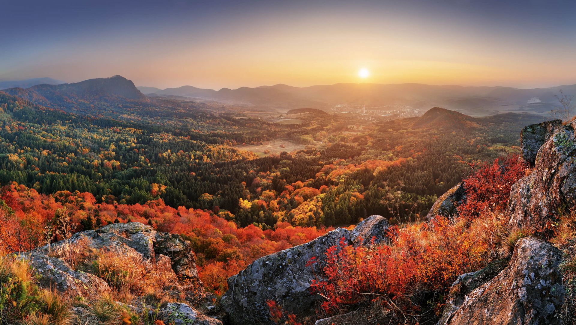 Paysage d'automne dans les montagnes main product photo