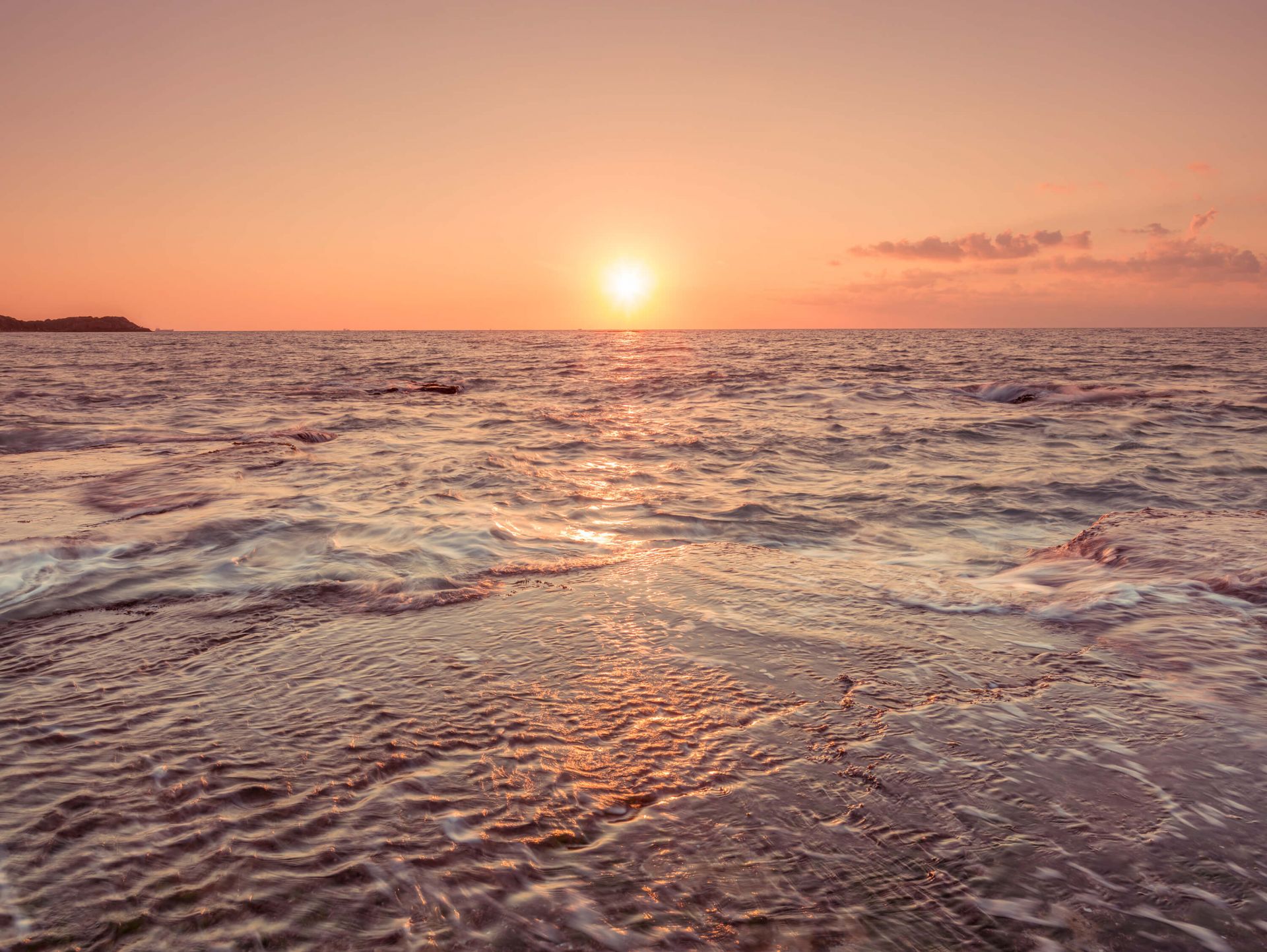 Coucher de soleil sur plage main product photo