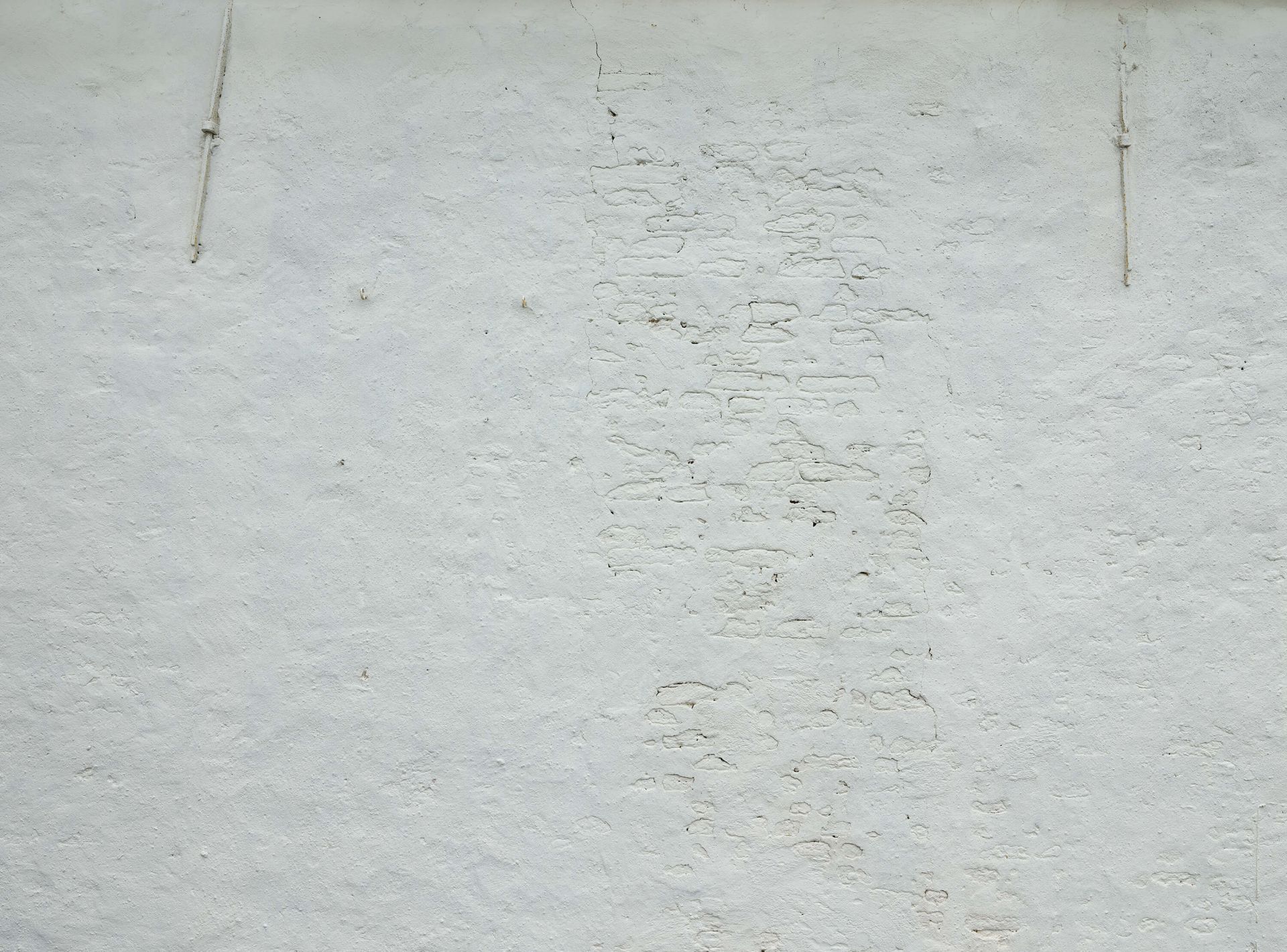 Mur de plâtre blanc et ancrages muraux Mur de plâtre blanc et ancrages muraux