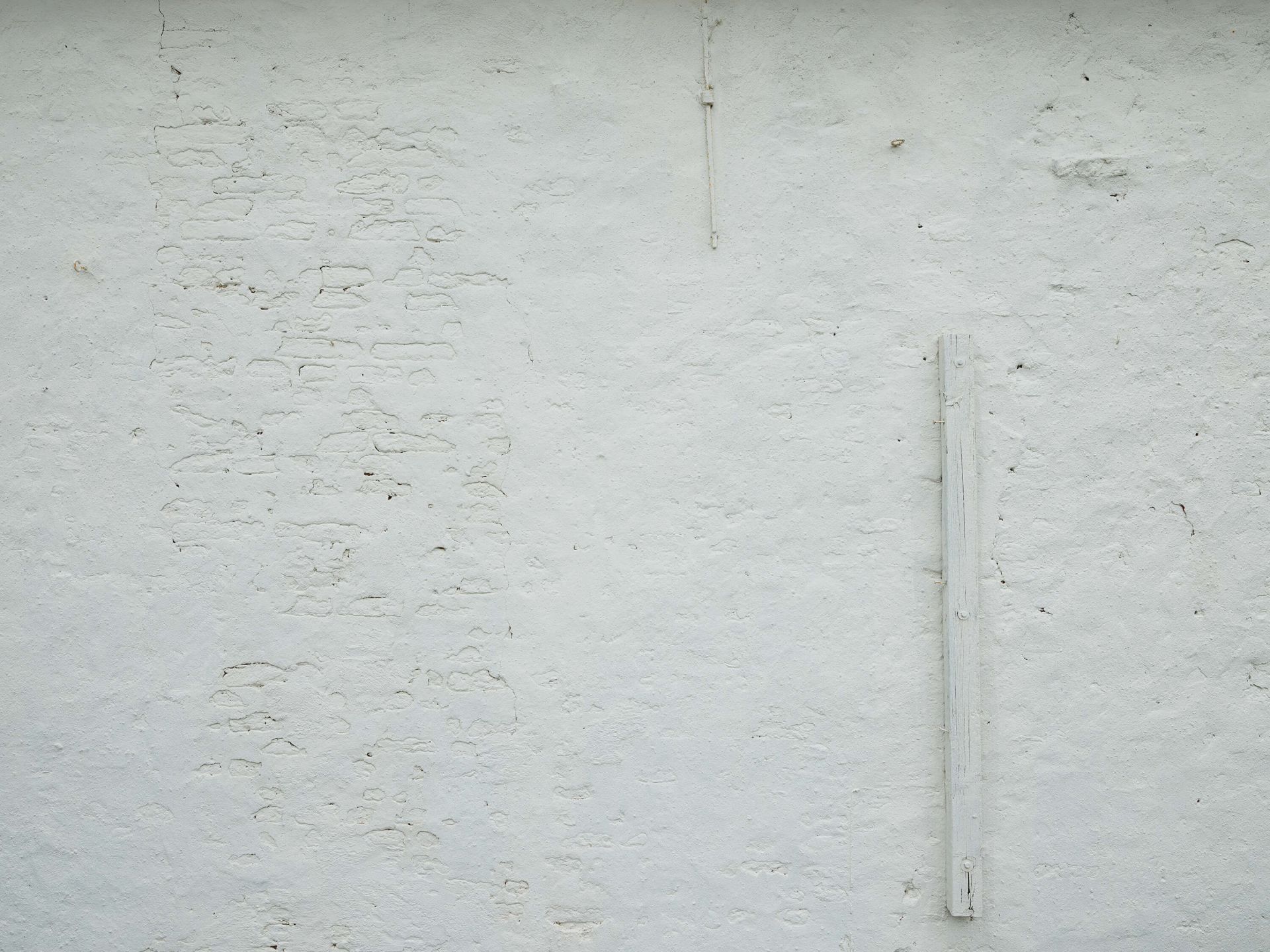 Mur avec plâtre blanc et poutre