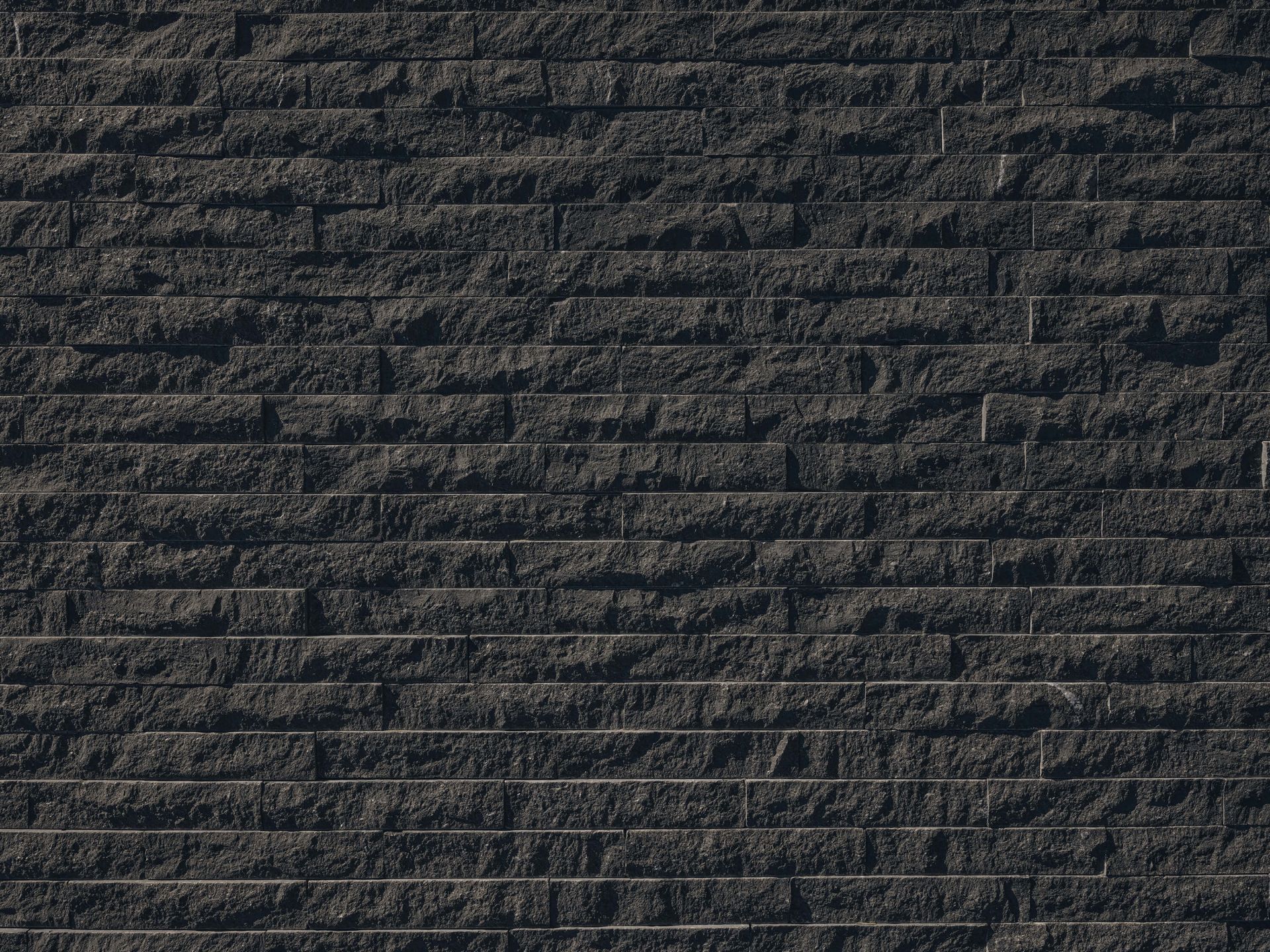Mur avec des pierres sombres