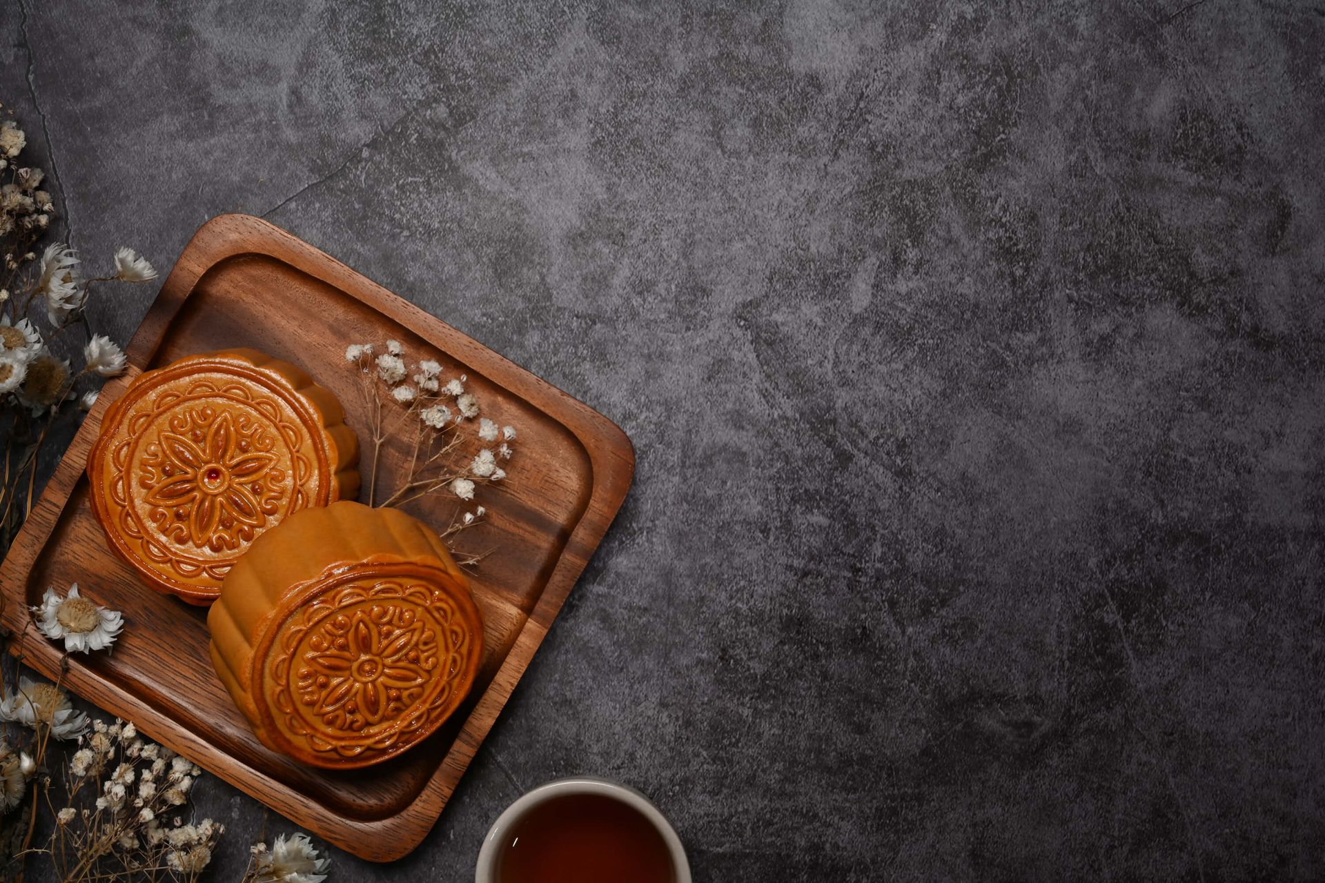 Gâteaux de lune sur un comptoir noir Gâteaux de lune sur un comptoir noir