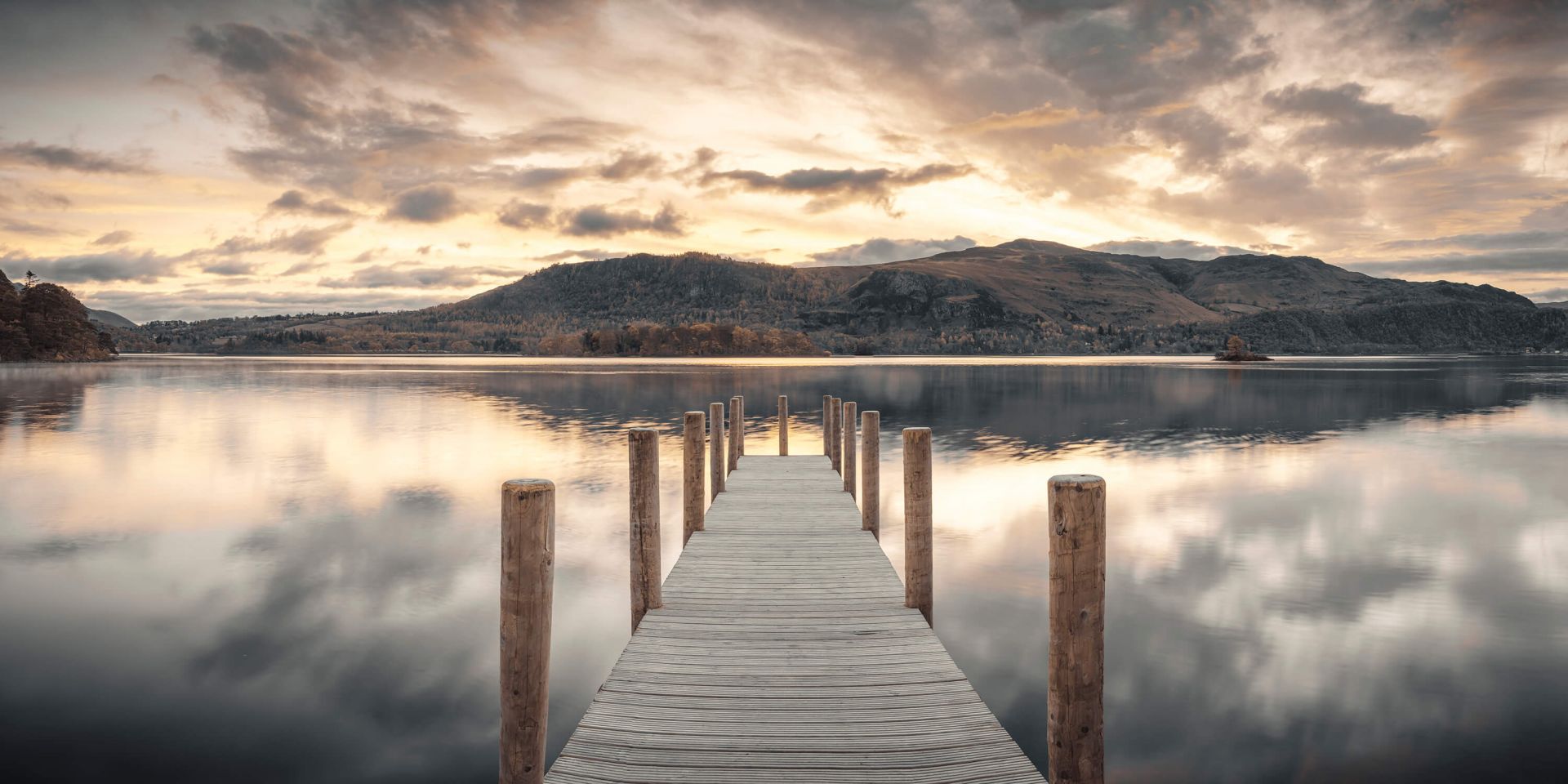 Jetée en bois sur un lac main product photo