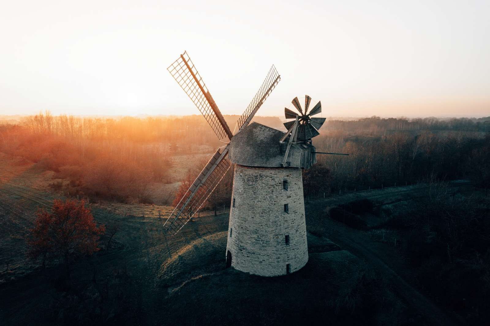 Moulin à vent dans une belle lumière au coucher du soleil Moulin à vent dans une belle lumière au coucher du soleil