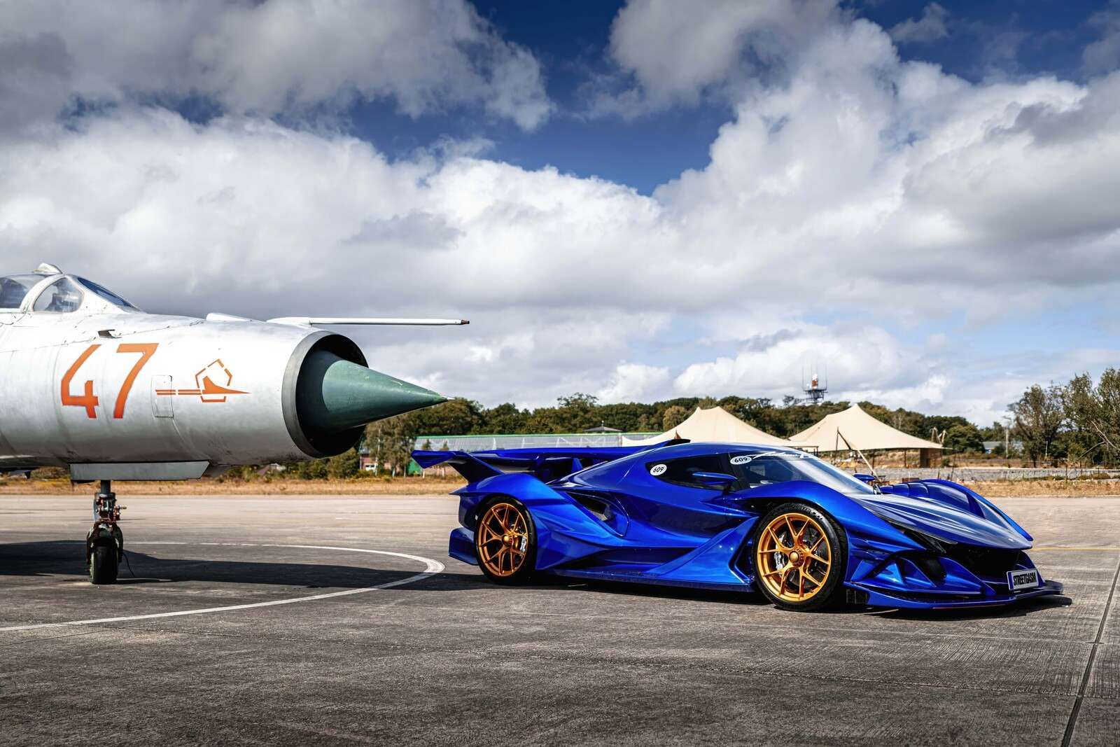 Supercar futuriste à l'aéroport