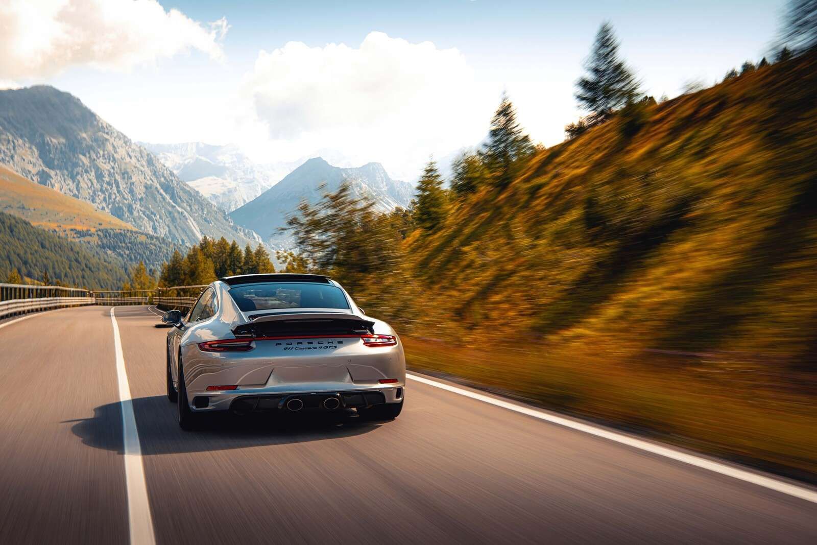Porsche 911 Carrera GTS dans les montagnes Porsche 911 Carrera GTS dans les montagnes