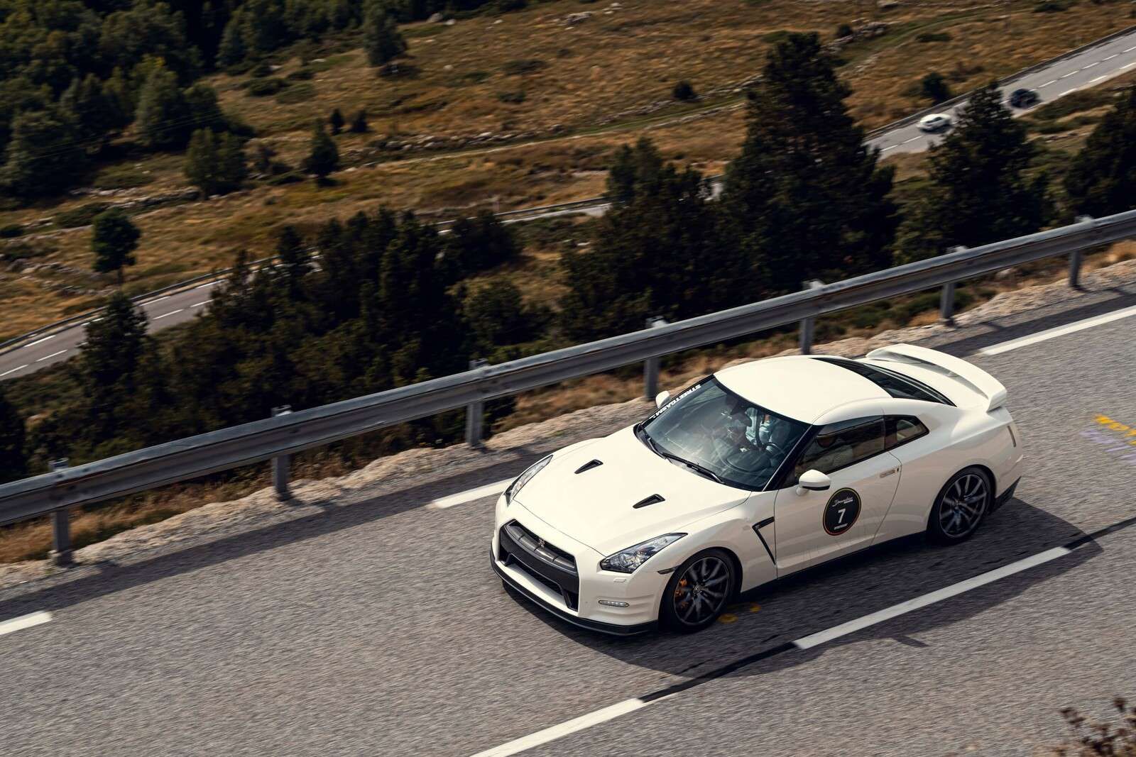 Nissan GT-R sur route de montagne Nissan GT-R sur route de montagne