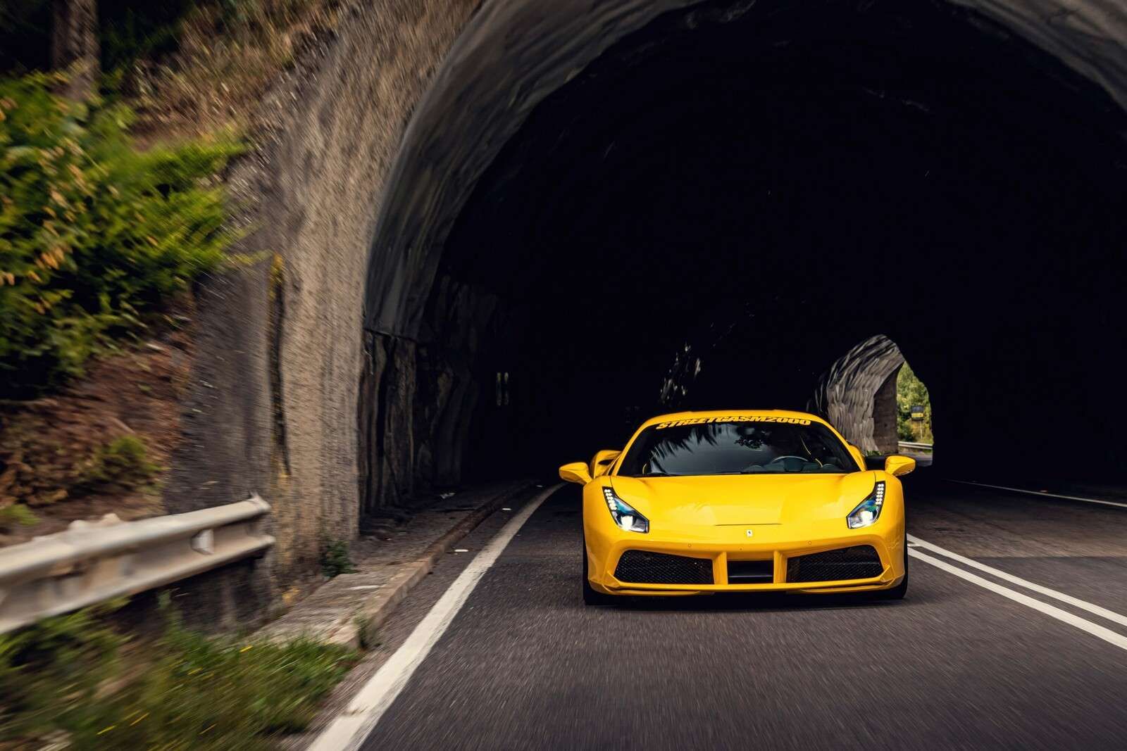 Ferrari 488 GTB sur route de montagne