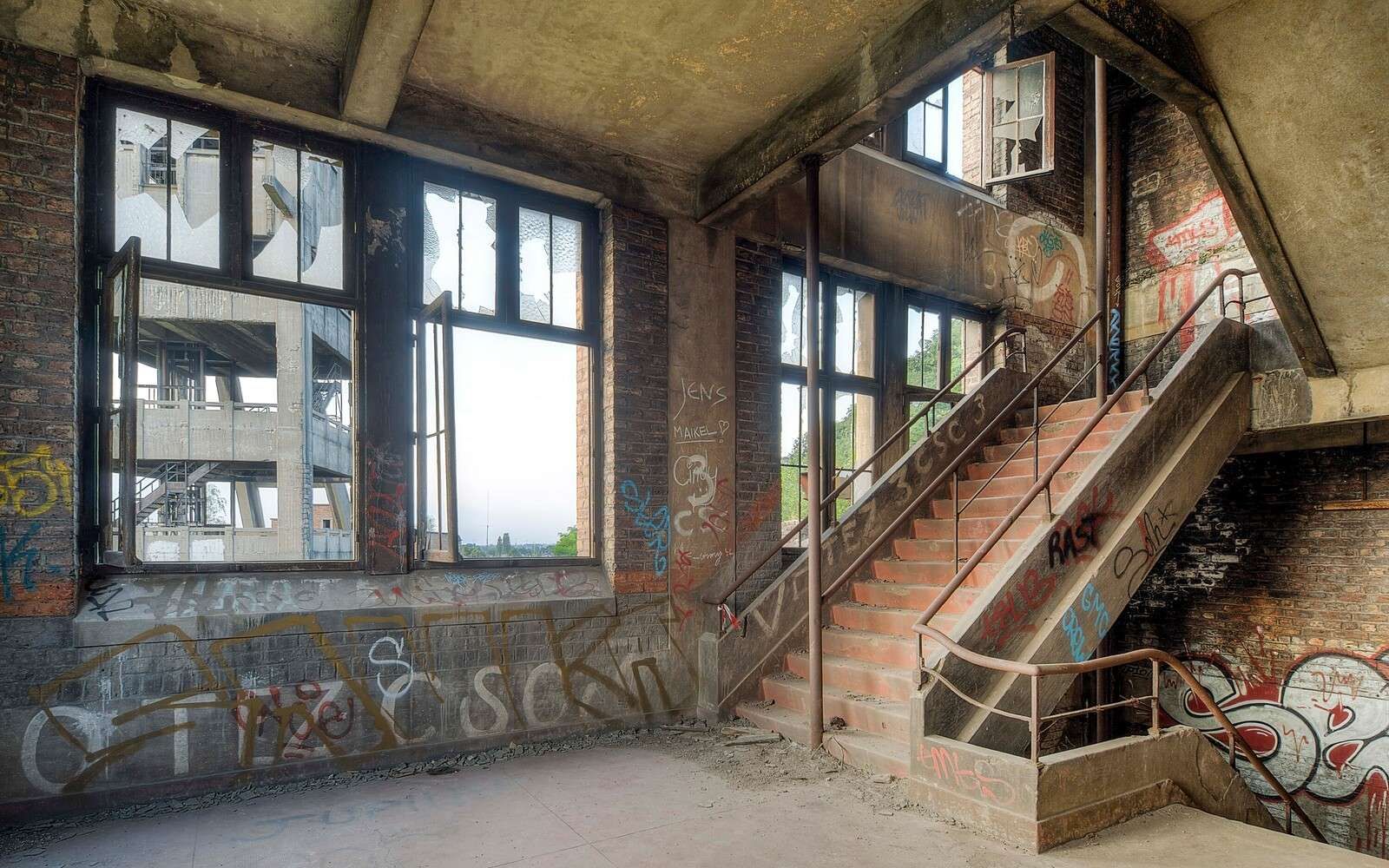 Escalier délabré avec graffiti