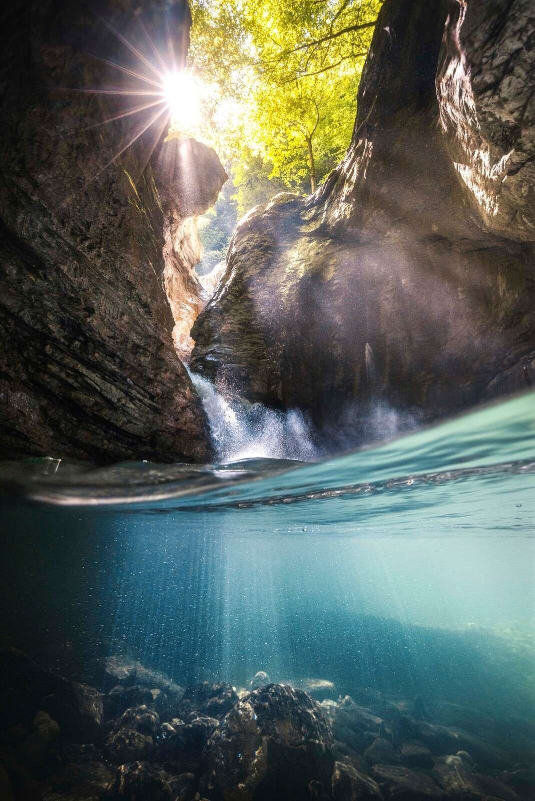 Lumière du soleil dans un ravin de montagne avec une cascade
