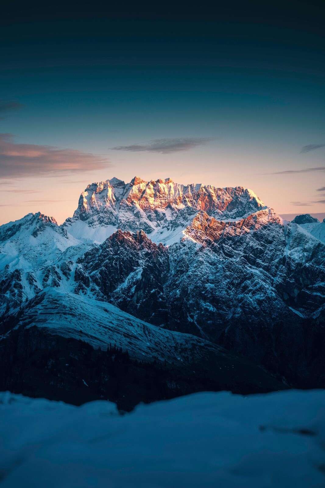 Lumière du soir sur les sommets enneigés de montagne