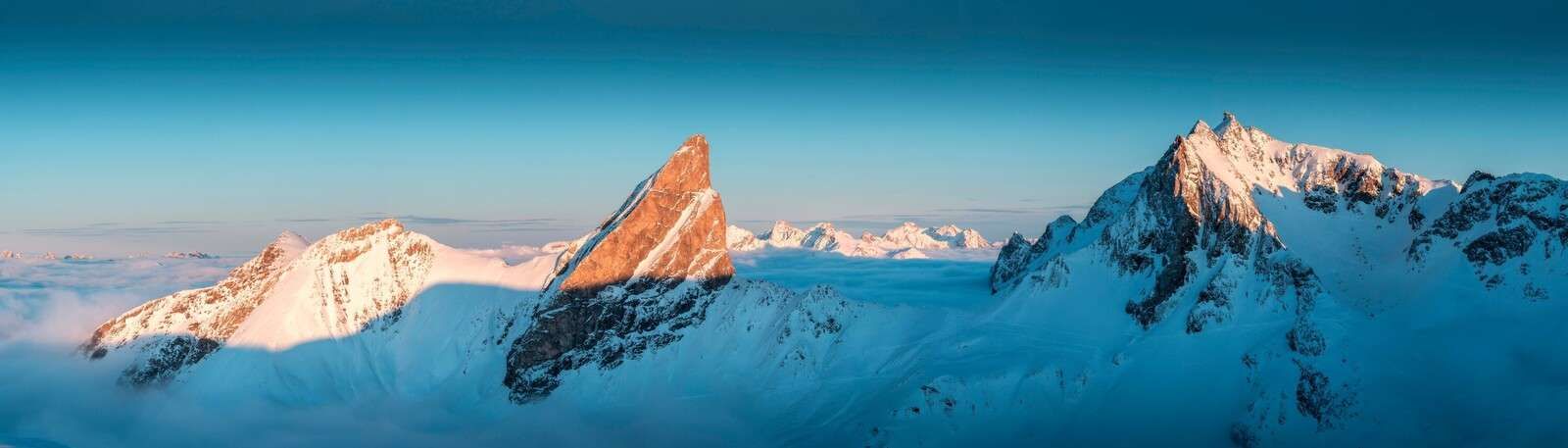 Lumière du matin sur une crête enneigée