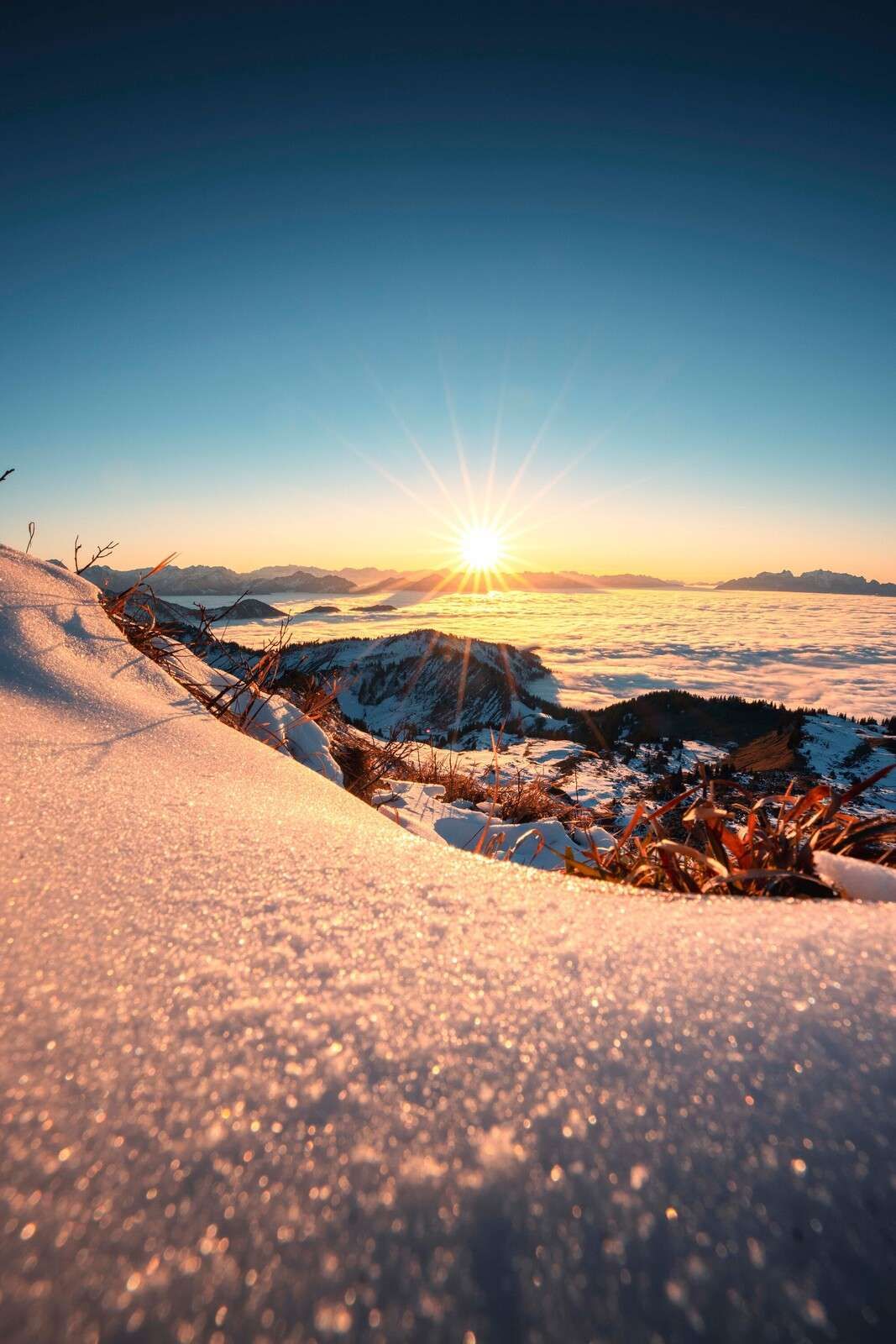 Lumière du soleil sur une pente alpine enneigée.