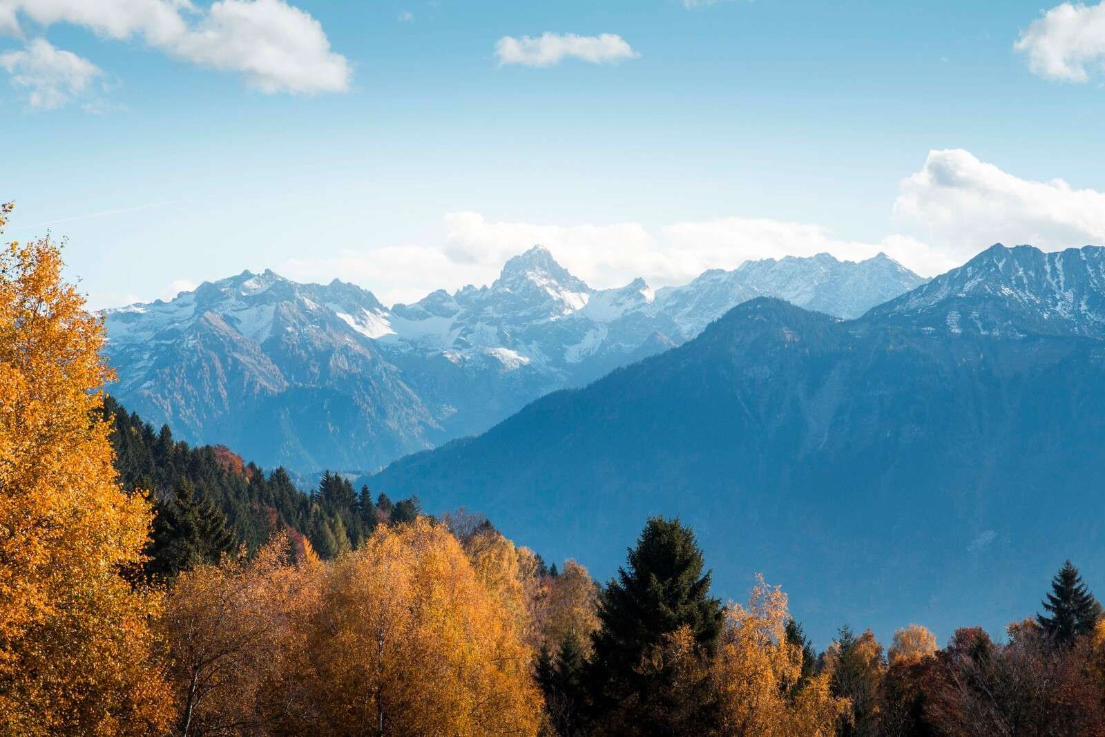 Couleurs d'automne pour les sommets enneigés.