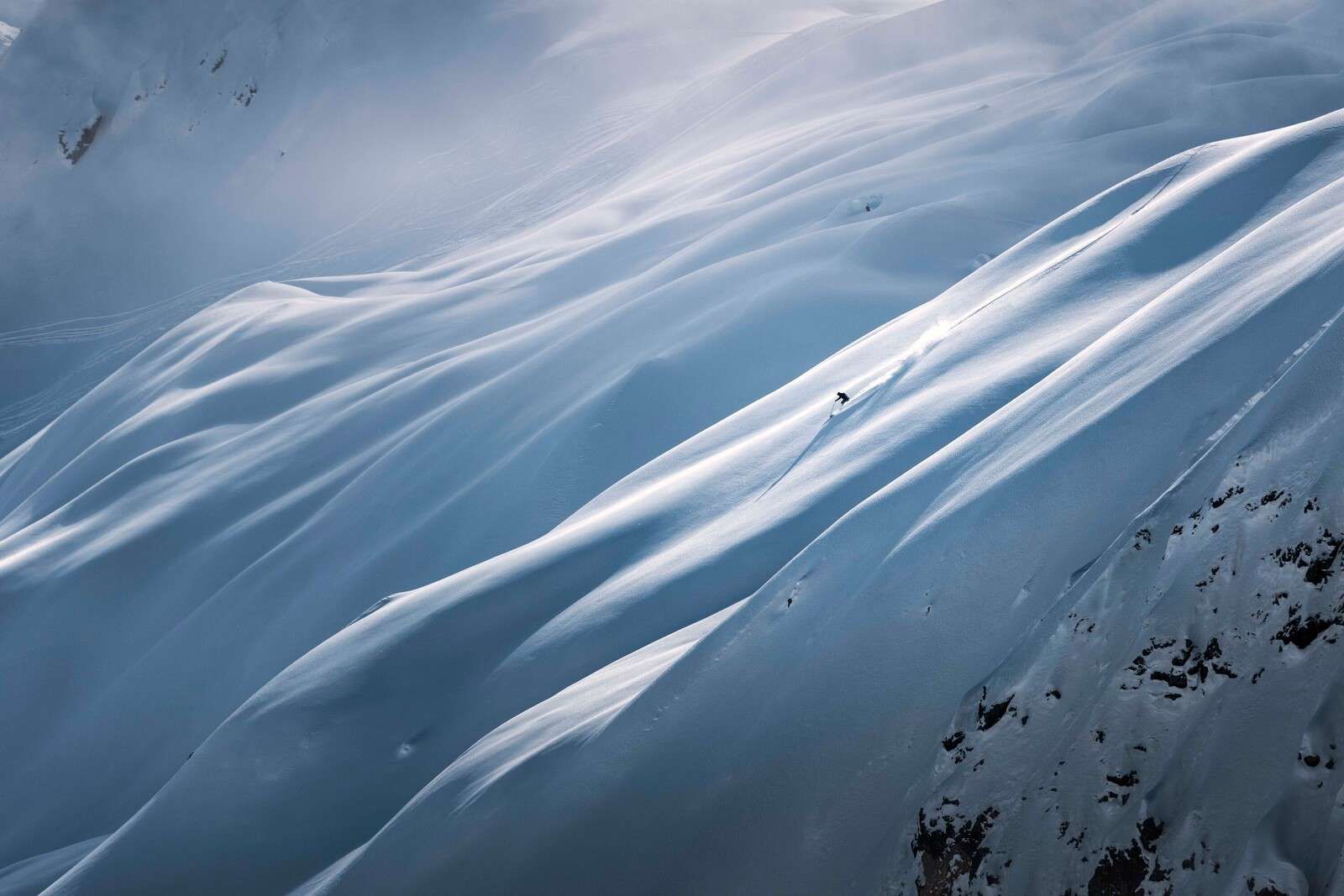 Descente en freeride sur une pente en neige poudreuse