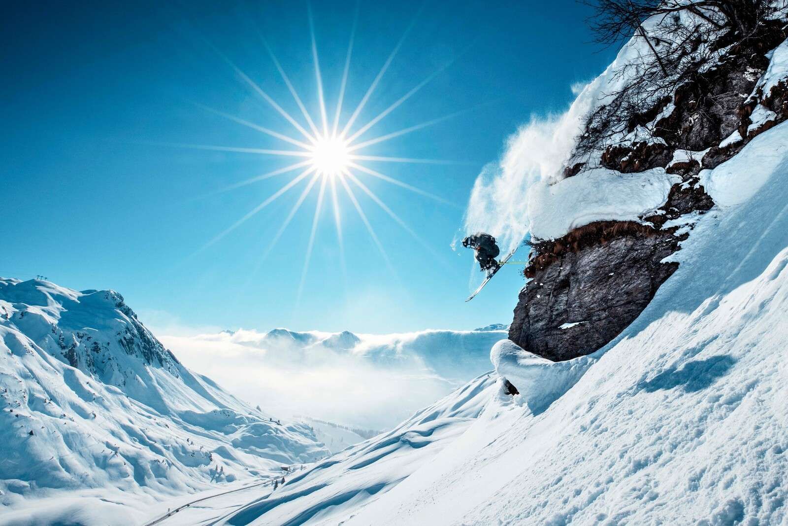 Saut libre dans un paysage enneigé baigné de soleil