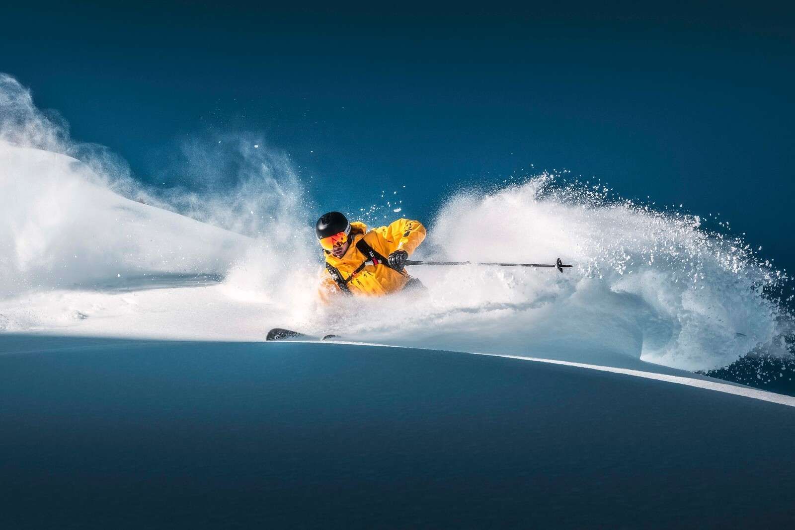 Descente dans une poudreuse profonde