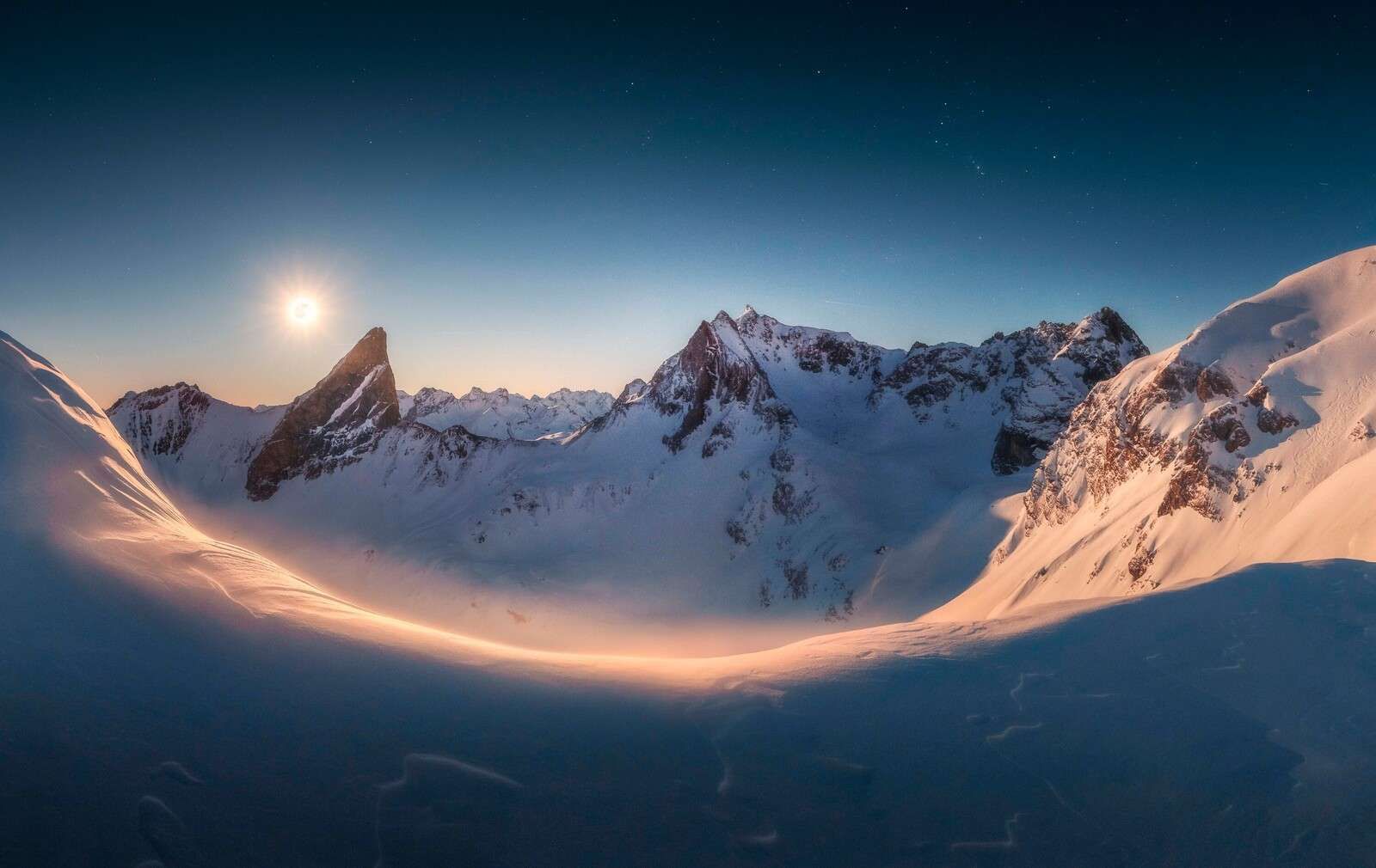 Lumière de lune sur un col silencieux
