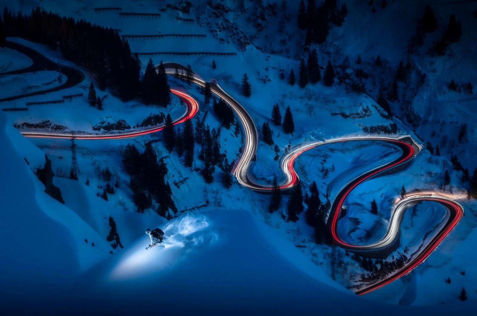 Descente nocturne dans les virages de montagne.