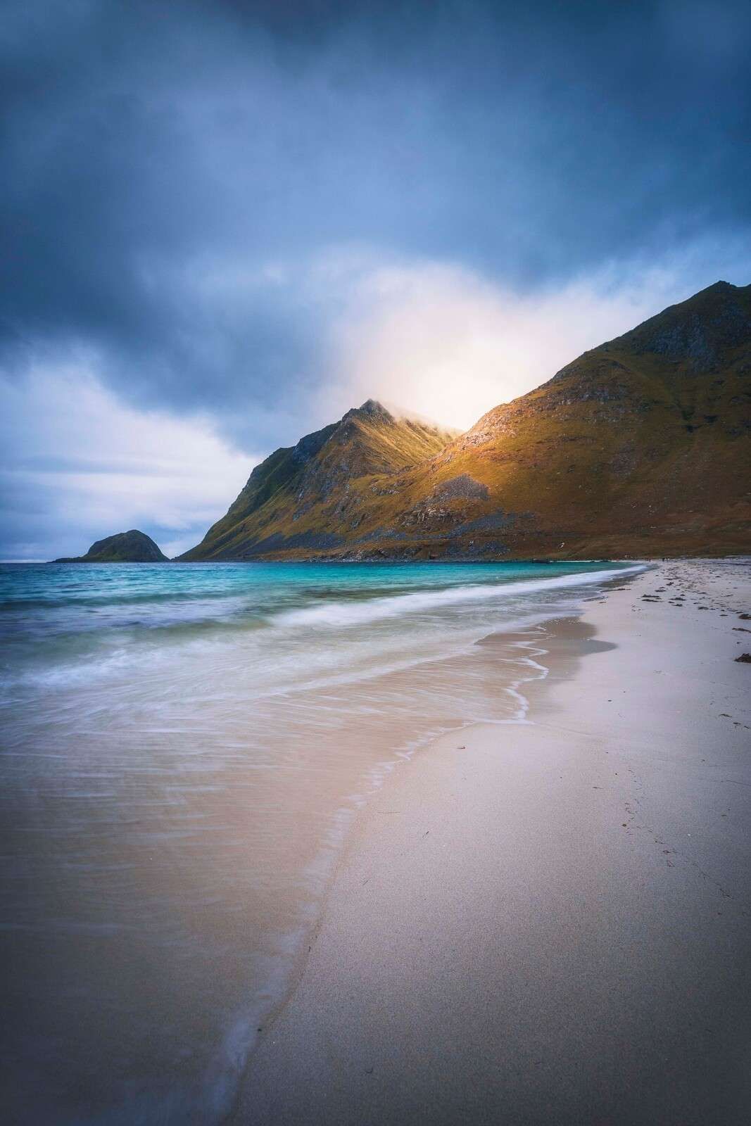 Lumière du soleil sur la montagne et les vagues