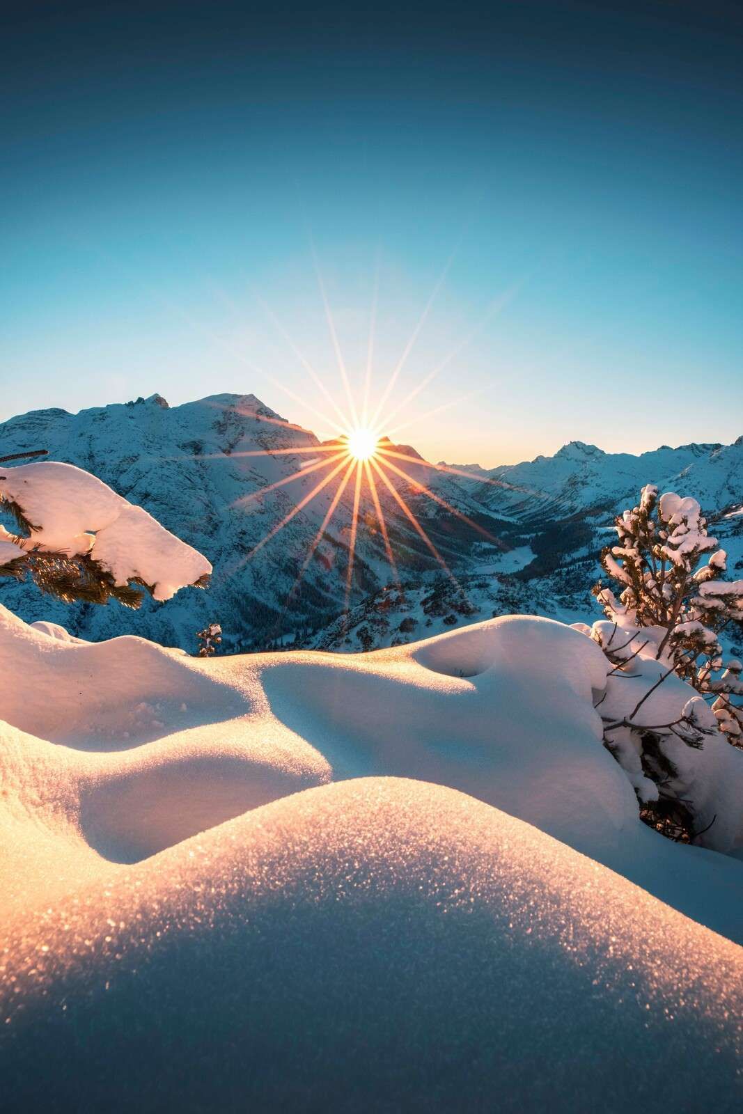 Soleil du matin sur une vallée enneigée