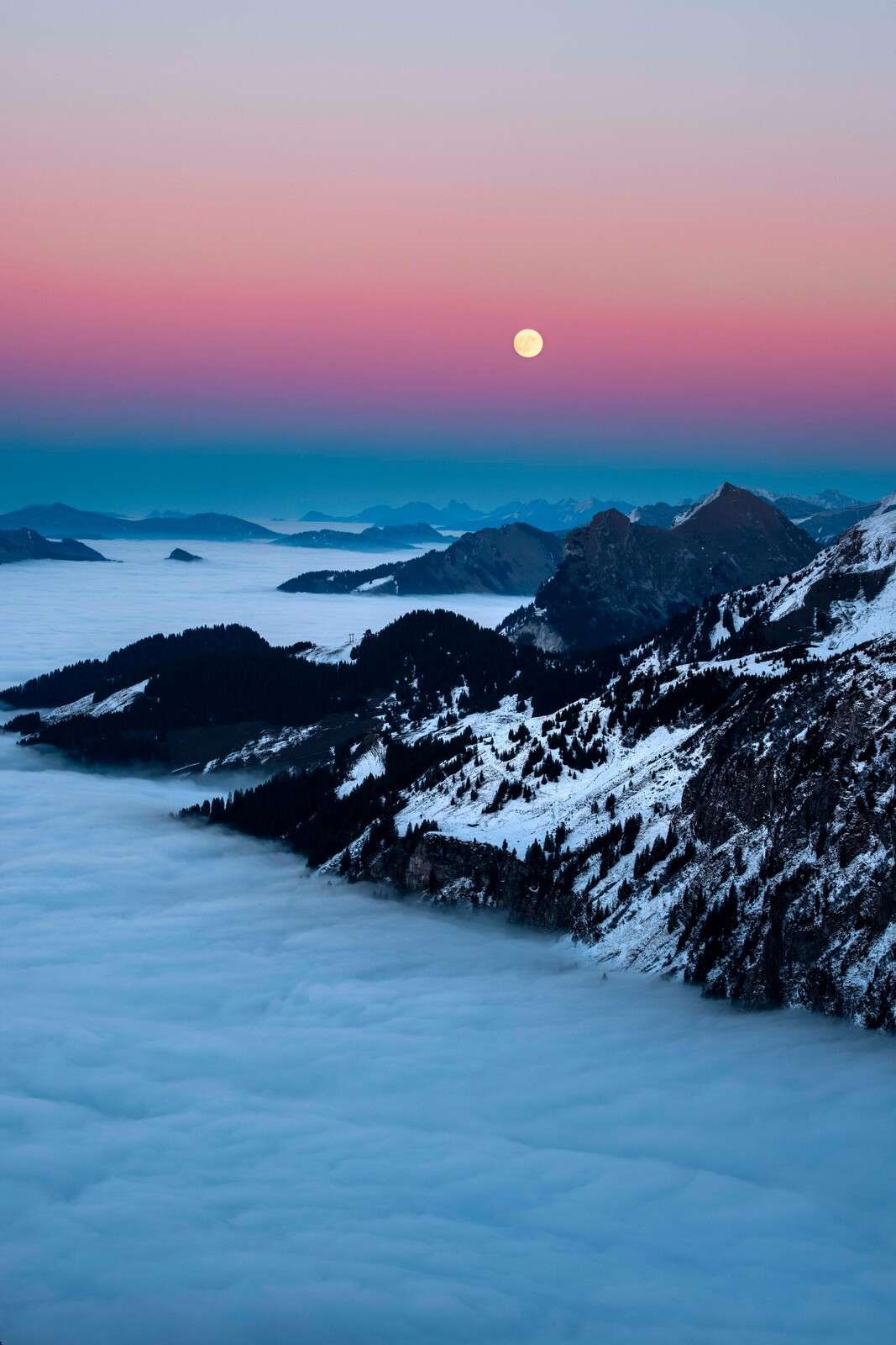 Lumière de lune sur les montagnes enneigées
